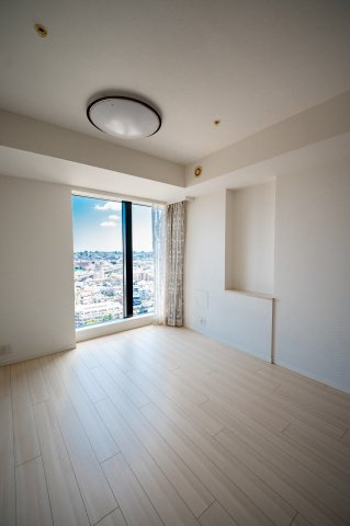 【居間・リビング】 | 大崎ウエストシティタワーズ | 窓の外に広い空が届く開放感あふれるリビング！角のスペースも活かしてすっきりと配置できます♪