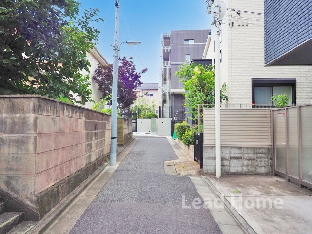 【前面道路含む現地写真】 | 品川区大崎3丁目 | 舗装された平坦な前面道路となっております！ベビーカーでの移動や毎日の徒歩移動もスムーズに行えます♪