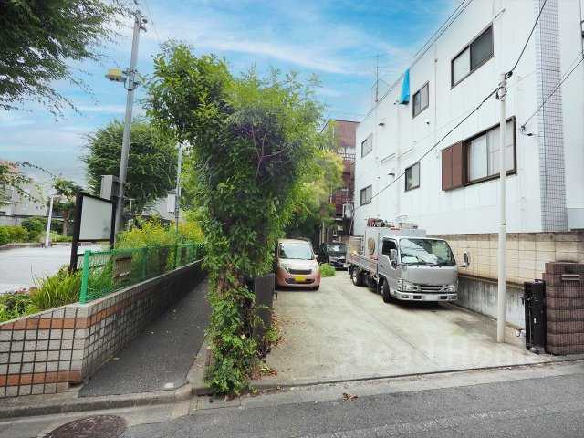 【外観】 | 品川区西中延1丁目 | 車を駐車しやすい広さを確保した敷地です！雨の日の買い物帰りもスムーズにお部屋へ入れますね♪