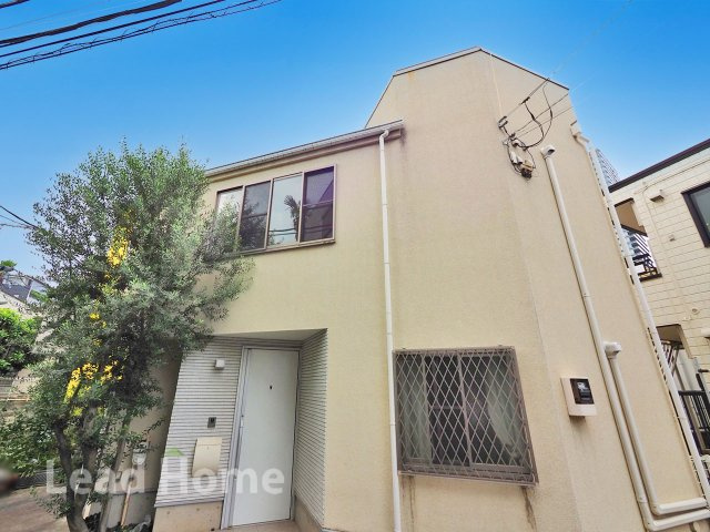 【外観】 | 品川区大崎3丁目 | 周辺の街並みになじむ落ち着いた佇まい！前面道路からの出入りもしやすく毎日の移動が快適に行えます！