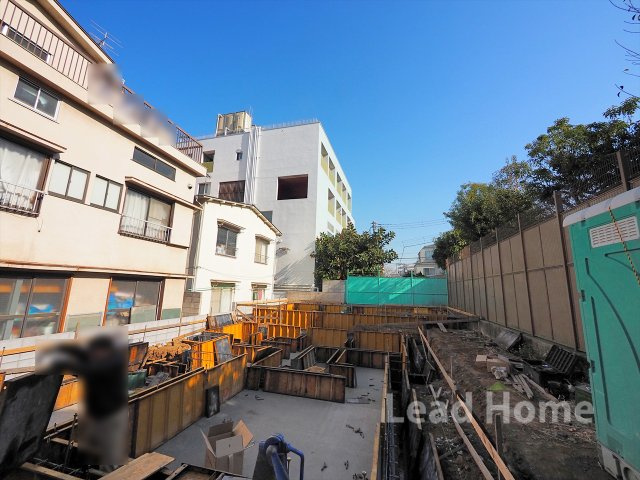 【外観】 | 品川区戸越2丁目 | 陽当たり良好で開放感あふれる建築中の現地状況！青空のもと明るく心地よい住環境が広がります♪