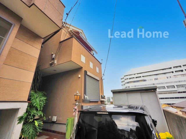 【外観】 | 品川区旗の台1丁目 | 温かみのある外観デザインが魅力的！前面スペースからの出入りもしやすく毎日の移動が快適に行えます♪