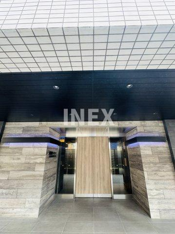 横浜市中区若葉町３丁目の賃貸マンションのエントランス