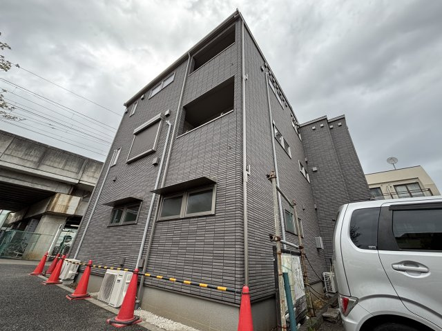 狛江市東和泉１丁目のアパートの外観