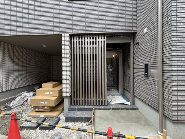 狛江市東和泉１丁目のアパートのエントランス