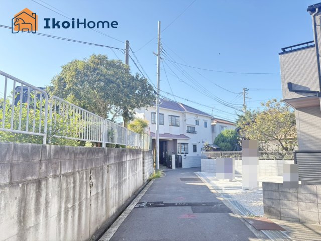 神戸市西区持子5期　全1棟　新築戸建の前面道路含む現地写真|【ホームページに現地動画掲載中】●年中無休：当日予約可●前面道路は幅員約4ｍ、交通量少なく安心！