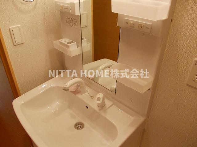 豊岡市高屋のアパートの洗面所|独立洗髪洗面台がついています◎