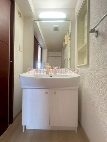 プラザ社田の洗面所|明るい洗面所です