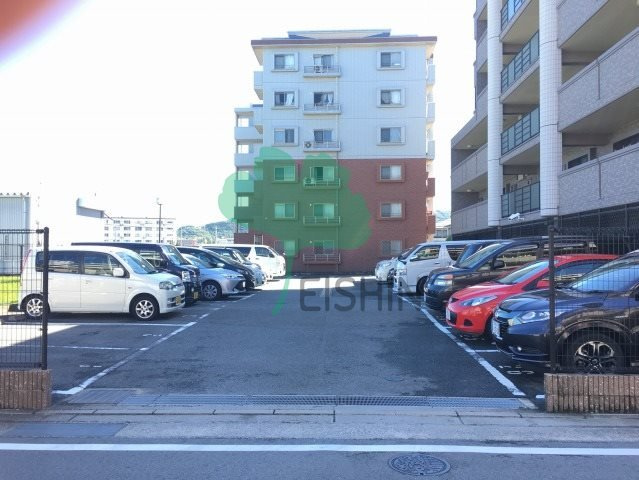 エントピア21の駐車場