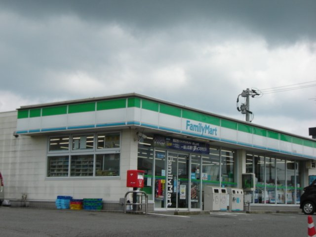 ロイヤルシャトーの周辺|ファミリーマートまで240ｍ