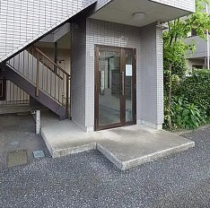 ヒルトップＣ棟のエントランス