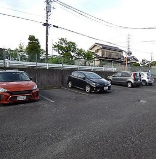 ヒルトップＣ棟の駐車場