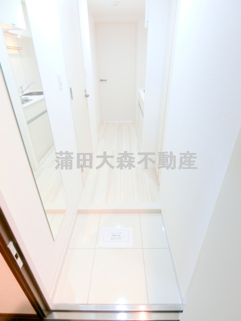 ブライズ蒲田EASTの玄関|姿見付きの玄関　
