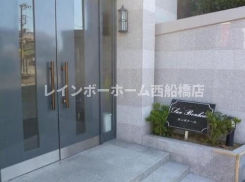 浦安市堀江４丁目のアパートのエントランス