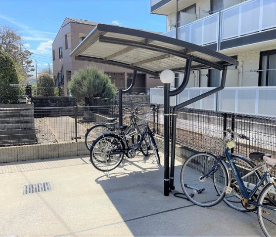 レオパレスメルシー新和Ⅱのその他|屋根付き駐輪場