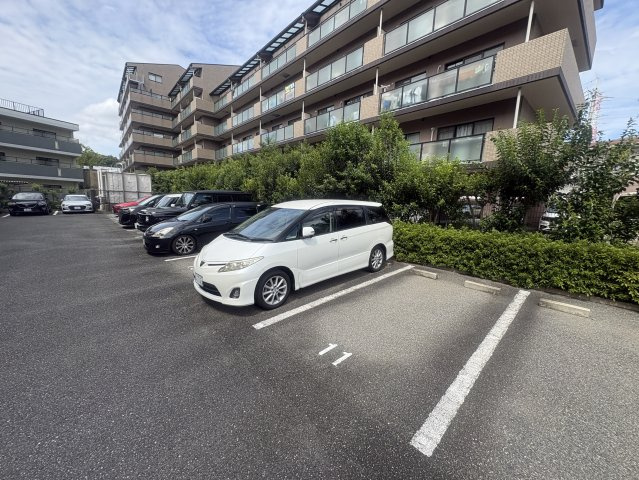 ティーズ緑地の駐車場