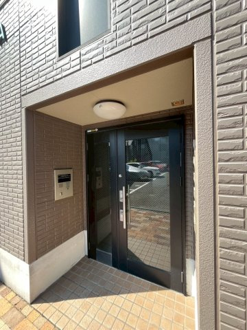 リビングタウンなかもずA棟のエントランス