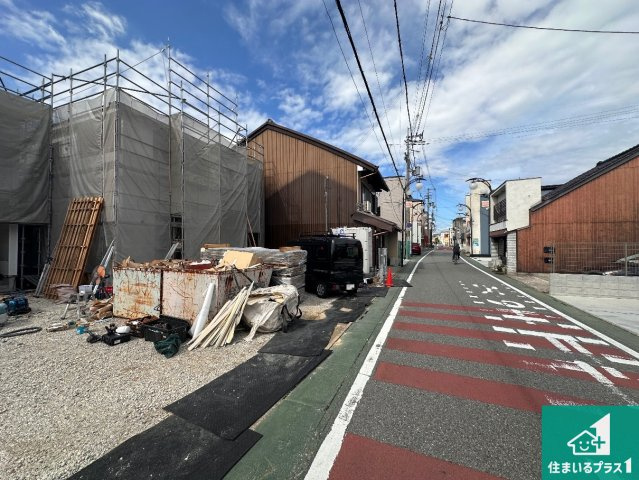 加東市社　第22期　新築一戸建ての前面道路含む現地写真|周辺は落ち着いた街並みの住宅地！子育てがしやすい住環境です！まだ未完成ですが、現地でしかわからない事もございます。是非一度ご覧ください。
