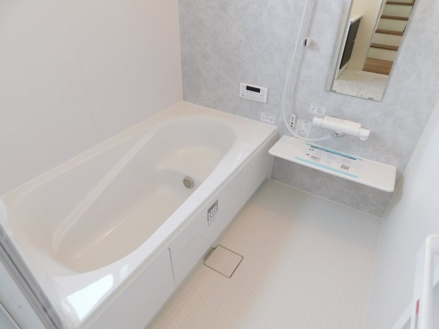 あま市下萱津五反田の新築一戸建の浴室|◇浴室◇　　広い１坪サイズ（ＬＩＸＩＬ）・浴室暖房乾燥機・断熱浴槽・エコベンチ浴槽・お手入れ楽々カウンター・キレイサーモフロア・オートバス・バリアフリーバス・追い焚き・浴室窓あり