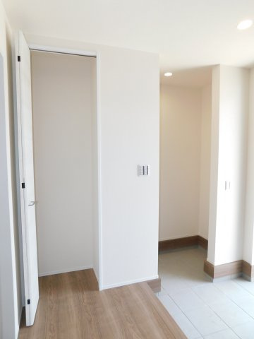 あま市下萱津五反田の新築一戸建の収納|◇玄関収納◇　　ベビーカーやアウトドア用品などが置けるシューズインクローク完備！　さらにホールにも収納完備　