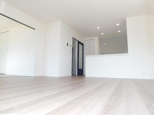 あま市下萱津五反田の新築一戸建の居間・リビング|◇リビング◇　　南面で明るいリビング１５．５帖　キッチン横に収納完備！