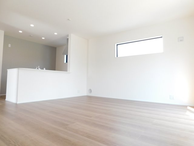 あま市下萱津五反田の新築一戸建の居間・リビング|◇リビング◇　　南面で明るいリビング１５．５帖　家族の会話が弾む対面キッチン♪