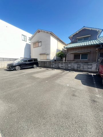 尼崎市小中島２丁目の賃貸マンションの駐車場