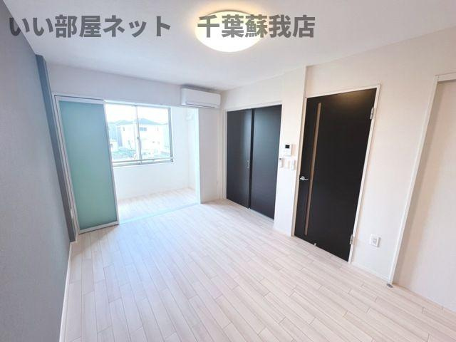 サンライズ・ガーデンⅢの居間・リビング|こちらのリビングで趣味の時間をお楽しみください