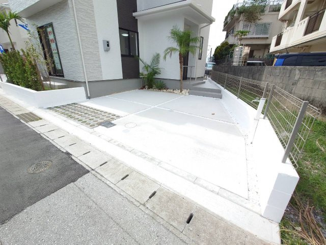 ＋＋浦添市伊祖5丁目－C号棟（全３棟）の駐車場|駐車場に車を止められます
