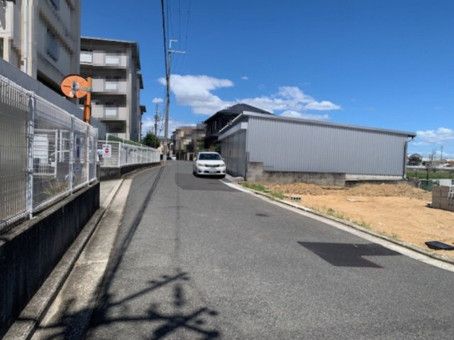 【前面道路含む現地写真】 | Livele Garden.S堺市東区日置荘西町8丁 | 西側道路の幅員は5.3～5.7ｍ！（8月7日撮影）