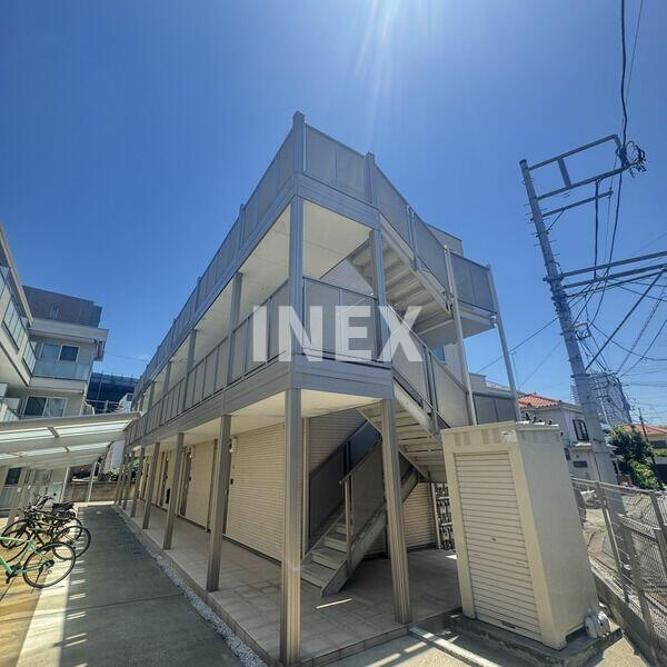 横浜市磯子区中原１丁目のアパートのエントランス