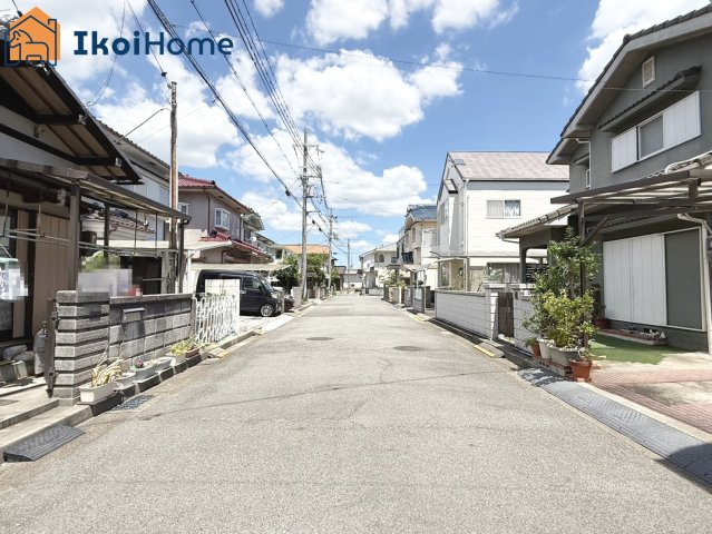 明石市大久保町八木　中古戸建の前面道路含む現地写真|弊社独自で毎月５組限定「人気オプション３点パック」カーポート・バルコニー・ウッドデッキを１万円で取付
