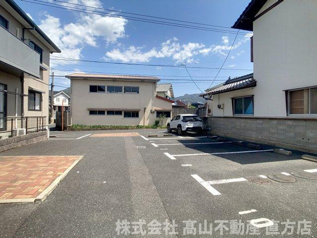 直方市大字頓野のアパートの駐車場