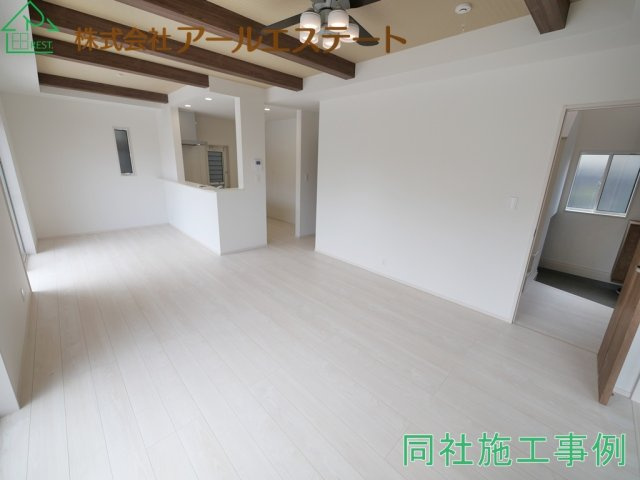 高砂市米田町米田1期　　　JR「宝殿駅」徒歩19分の居間・リビング|同社施工事例