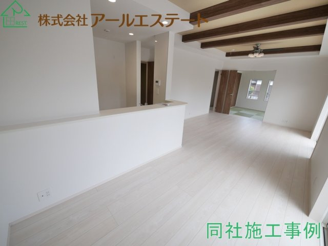 高砂市米田町米田1期　　　JR「宝殿駅」徒歩19分の居間・リビング|同社施工事例