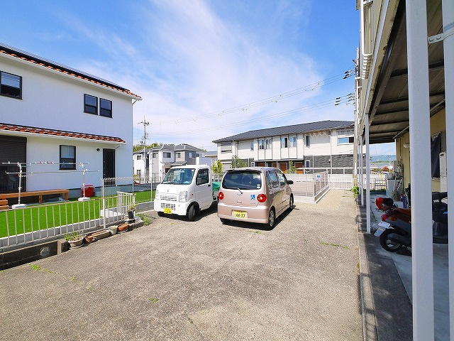 坂本ハイツの駐車場|カースペースがあります