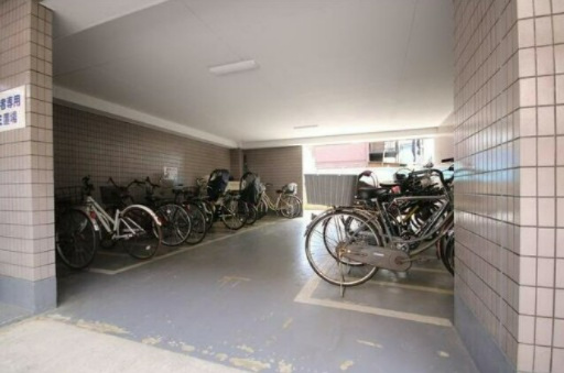 エクシード高野の駐車場|屋根付き駐輪場完備