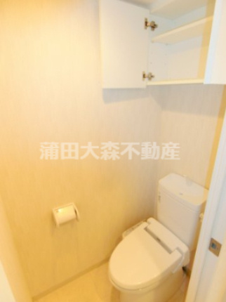 プレールドゥーク大森Ⅱのトイレ|吊戸棚収納と温水暖房便座付