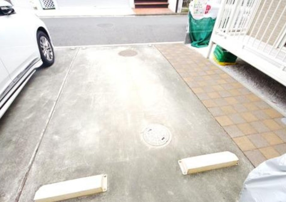 ドミールの駐車場