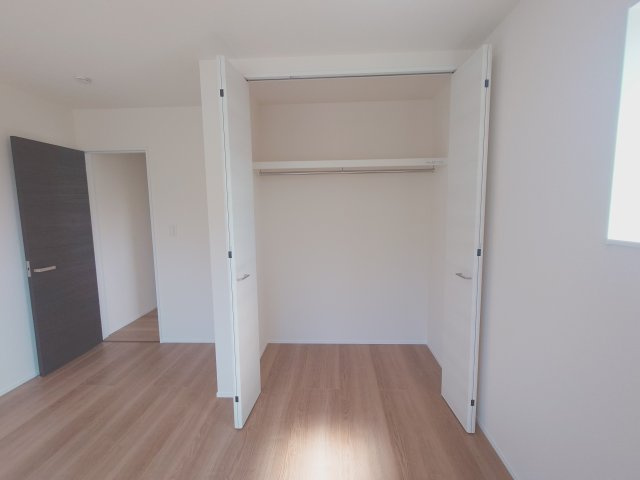 リーブルガーデン丸亀市川西町南　４号棟の収納|洋室
各居室、ハンガーパイプ付きのクローゼットが付いています。洋服を簡単に片づけ可能です(^^♪