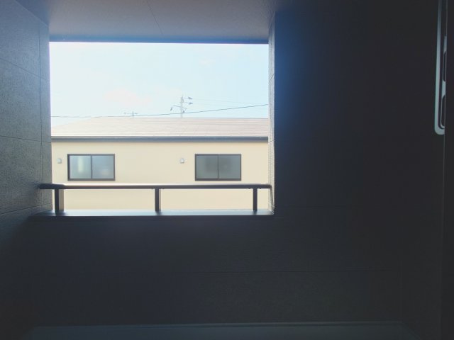 リーブルガーデン丸亀市川西町南◇みらいエコ住宅補助金対象のお得な長期優良住宅です。のバルコニー|バルコニー
屋根がかかっているので、通常のバルコニーより雨の影響を受けにくいです。急な雨でも洗濯物が濡れにくいのが大きなメリットです。お子様の遊び場やペットスペースとしても利用可能です。