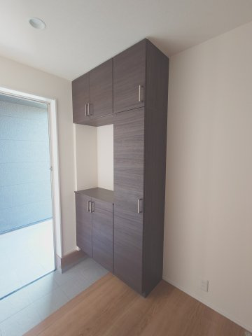 リーブルガーデン丸亀市川西町南　４号棟の玄関|収納下を活用できるうえに、オーソドックスな形の玄関収納をおしゃれに見せる効果もある玄関収納設備です。