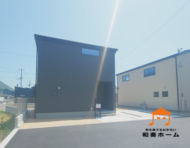 リーブルガーデン丸亀市川西町南　４号棟の前面道路含む現地写真|前面道路が広いので、大きな車でも車庫入れも余裕を持ってできるのが魅力的なお家です。