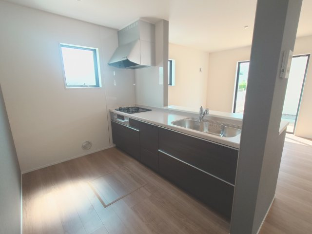 リーブルガーデン丸亀市川西町南　４号棟のキッチン|夫婦や親子で一緒にキッチンに立つことが可能で複数人で作業しやすい広い対面式キッチンです。キッチンからリビングが見渡せるので料理しながら家族と話したり、お子様の様子を見守りやすいので安心です。