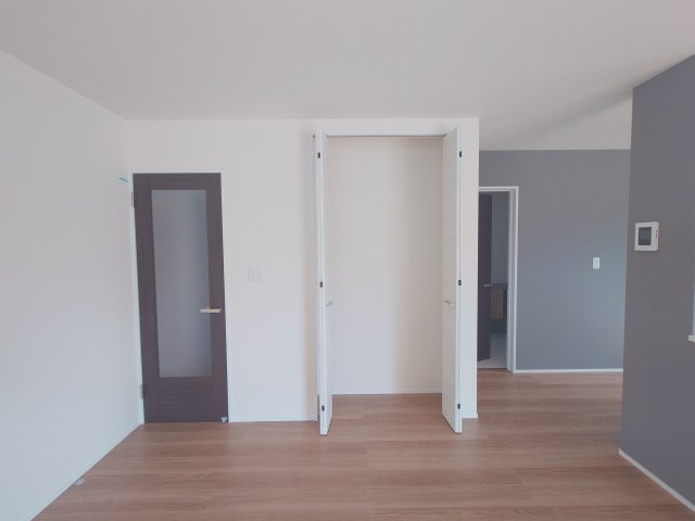 リーブルガーデン丸亀市川西町南　４号棟の収納|リビング収納
家族が一番長く過ごす場所なので使いやすい収納があると暮らし全体がぐっとラクになります。家族共用の物をまとめてしまえるリビング収納があると、動線が短くなり、家事や片づけの負担が減ります。