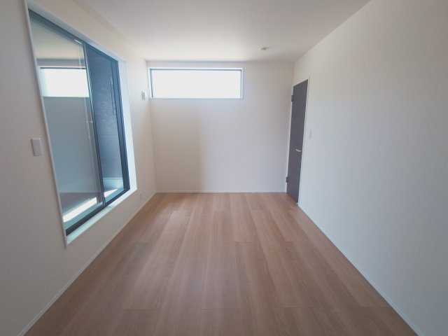 リーブルガーデン丸亀市川西町南◇みらいエコ住宅補助金対象のお得な長期優良住宅です。の寝室|主寝室
広めの主寝室は、ライフステージに応じて使い方を変えやすいです。子どもが小さい間は家族寝室として、大きくなったら夫婦の寝室＋書斎コーナーなど、多目的にアレンジ可能です。