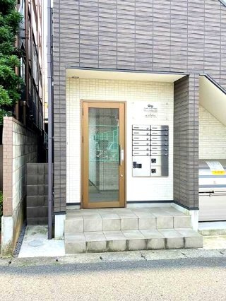八千代市勝田台１丁目のアパートのエントランス