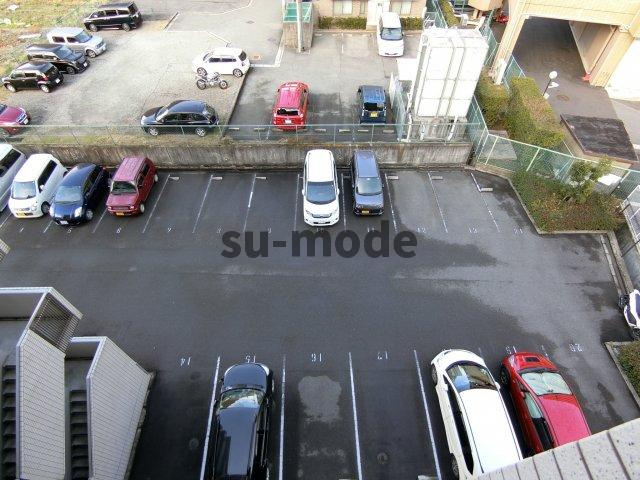 プライム青葉丘の駐車場
