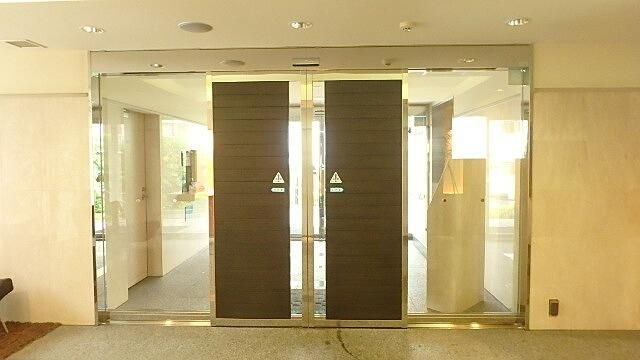 グランハイツ東新宿のエントランス
