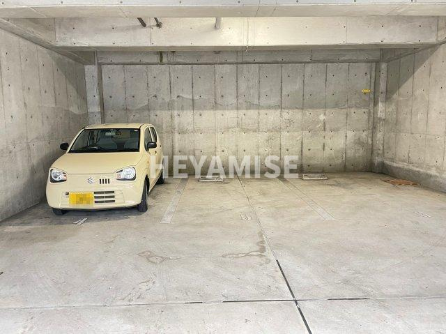 MODERN西山の駐車場